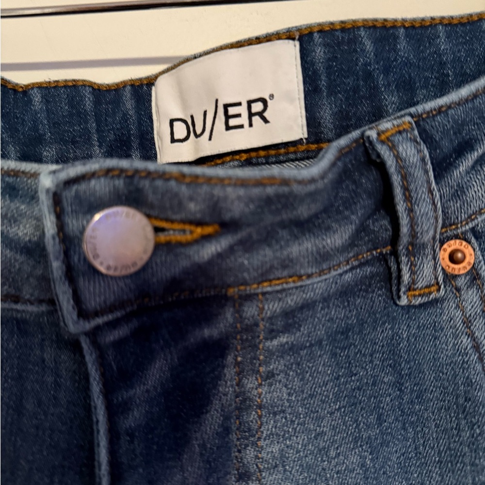 DU/ER. Gently worn straight leg Slight stain on left leg. Lighter wash mid waist